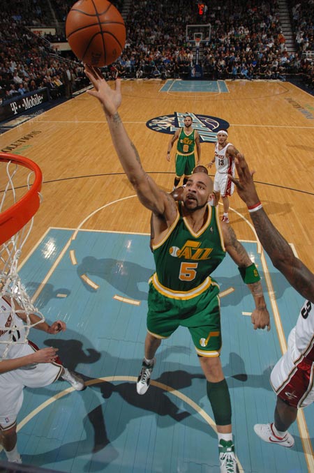 NBA：湖人加时不敌掘金 詹姆斯空砍准三双（湖人加时憾负掘金 詹姆斯准三双难救主）